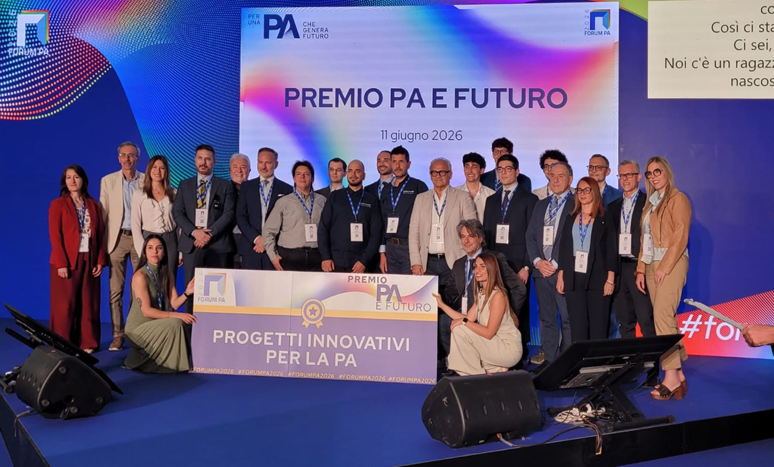 Partecipanti sul palco del Premio PA e Futuro 2026 a FORUM PA